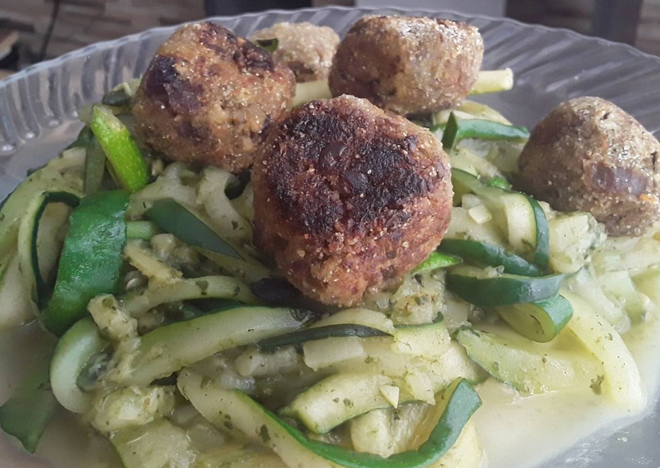 Espagueti🍝 de calabacín verde🥒 con albóndigas de brócoli🥦 y zanahoria🥕