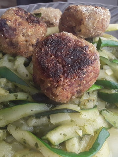 Una foto de Espagueti🍝 de calabacín verde🥒 con albóndigas de brócoli🥦 y zanahoria🥕