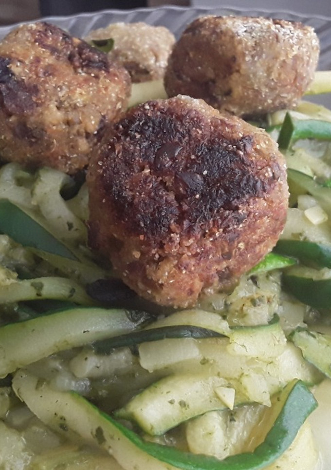 Una foto de Espagueti🍝 de calabacín verde🥒 con albóndigas de brócoli🥦 y zanahoria🥕