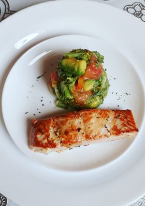 Una foto de Salmón grillé con ensalada fresca