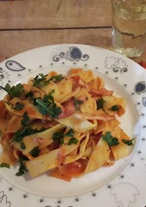 O poză a rețetei Pappardelle cu sos de roșii, șuncă presată și ciuperci 😋.
