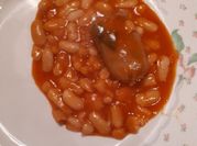Una foto di fagioli cannellini con salvia