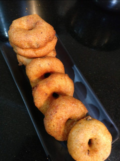 उडीद वडे अर्थात मेदू वडे.. (medu vada recipe in marathi) रेसिपी चे मुख्य फोटो 