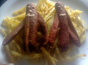 Una foto de Salchipulpos con papas fritas y aderezo de chipotle  estilo z