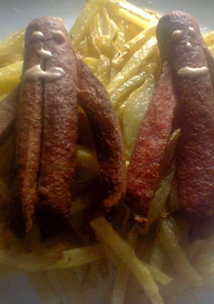 Una foto de Salchipulpos con papas fritas y aderezo de chipotle  estilo z