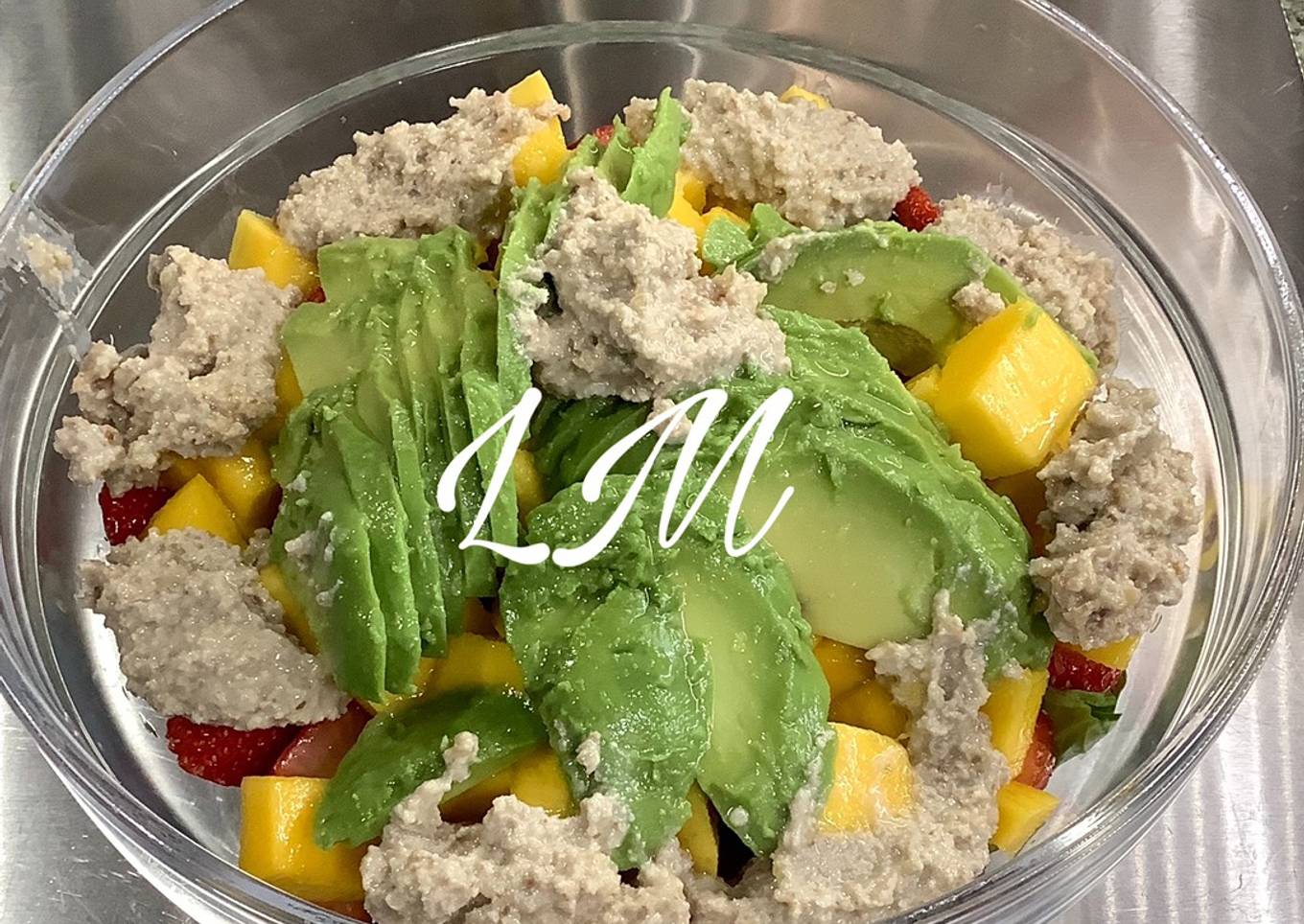 Ensalada de aguacate, mango y fresas con vinagreta de nueces