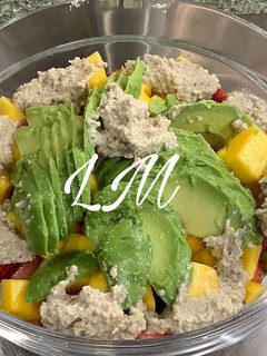 Una foto de Ensalada de aguacate, mango y fresas con vinagreta de nueces