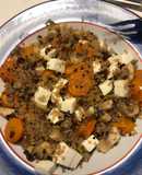 Quinoa con zanahoria, champiñones, puerro, queso fresco y pasas