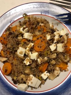 Una foto de Quinoa con zanahoria, champiñones, puerro, queso fresco y pasas
