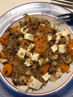Una foto de Quinoa con zanahoria, champiñones, puerro, queso fresco y pasas