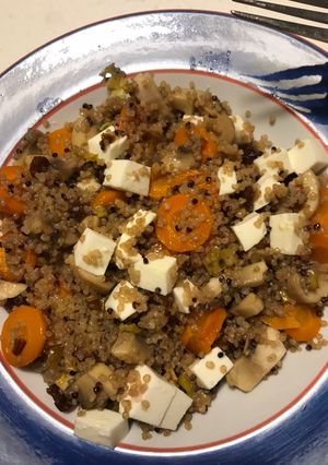 Una foto de Quinoa con zanahoria, champiñones, puerro, queso fresco y pasas