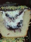 Gusano relleno de crema de queso y mermelada de arándanos