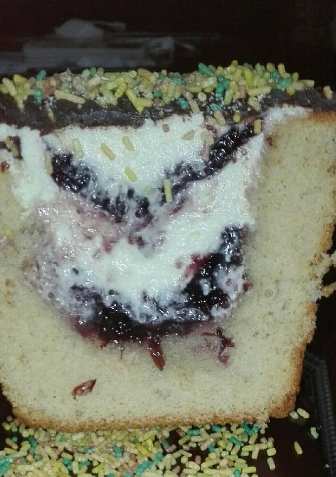 Una foto de Gusano relleno de crema de queso y mermelada de arándanos