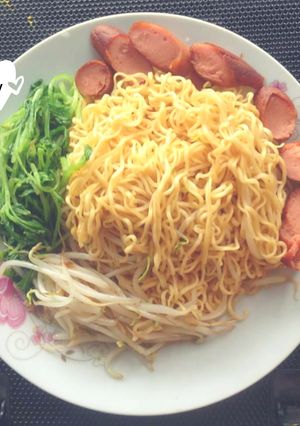 Hình của món Mì xào giá và rau mầm.