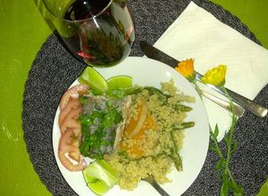 Una foto de Salmón al vapor con Quinoa Calabaza