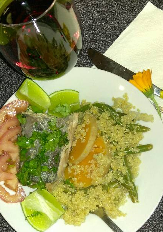 Una foto de Salmón al vapor con Quinoa Calabaza