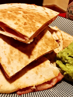 Una foto de Torre de sincronizadas con guacamole casero 🥑🥑🍅🍅