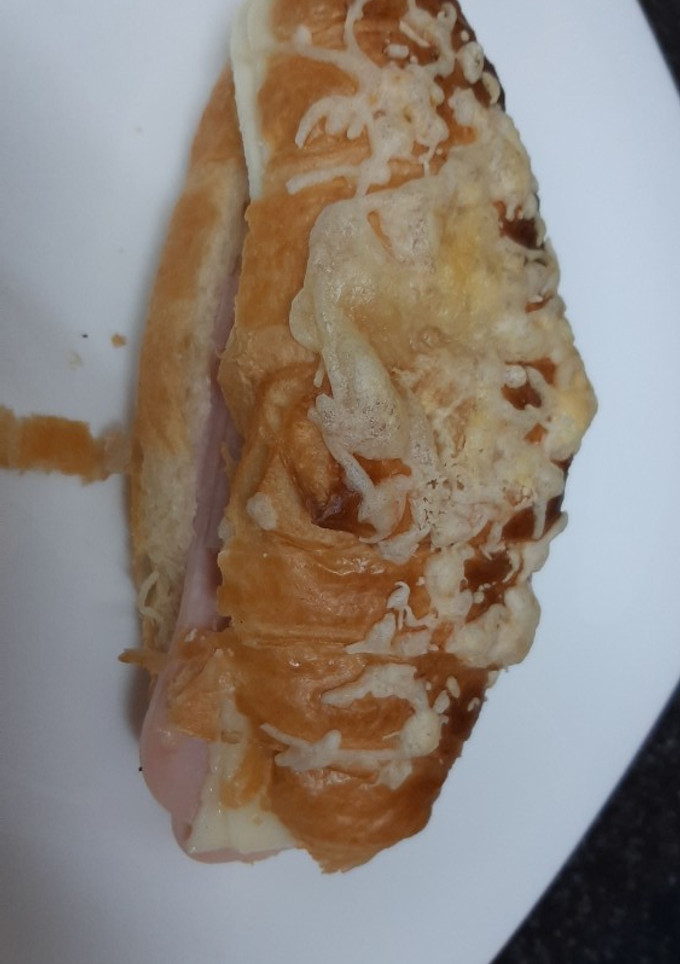 Una foto de Croissant con jamón y queso al horno