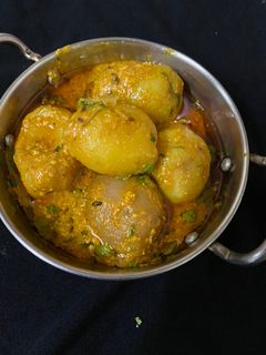 લસણીયા બટાકા (Lasaniya Bataka Recipe In Gujarati) રેસીપી મુખ્ય ફોટો