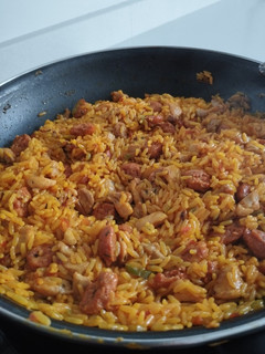 Una foto de 🥘 Arroz con pollo y longaniza