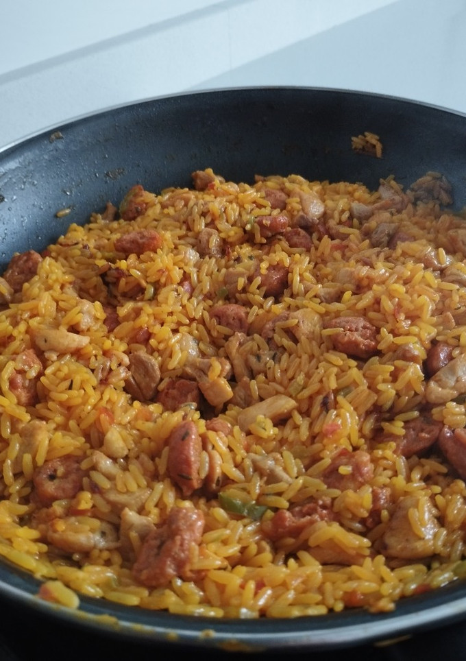 Una foto de 🥘 Arroz con pollo y longaniza