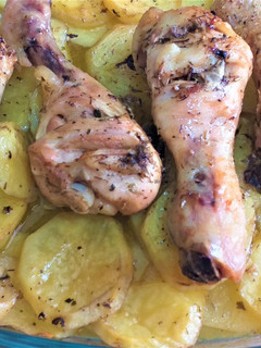 Una foto de Muslitos de pollo al horno con patatas