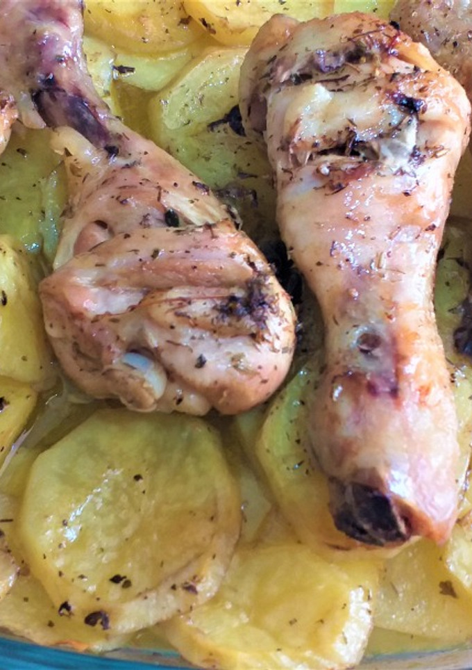 Una foto de Muslitos de pollo al horno con patatas