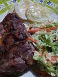 Pechito de cerdo con barbacoa, papas cremosas y ensalada