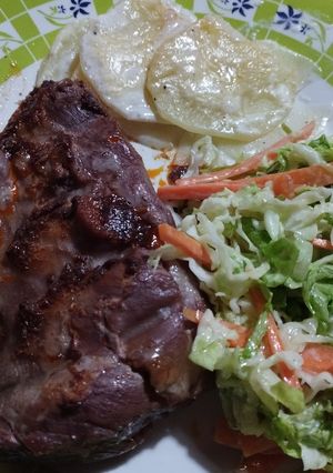 Una foto de Pechito de cerdo con barbacoa, papas cremosas y ensalada