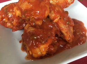 Una foto de Contramuslos de pollo en salsa de tomate casera