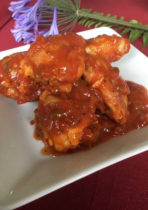 Una foto de Contramuslos de pollo en salsa de tomate casera