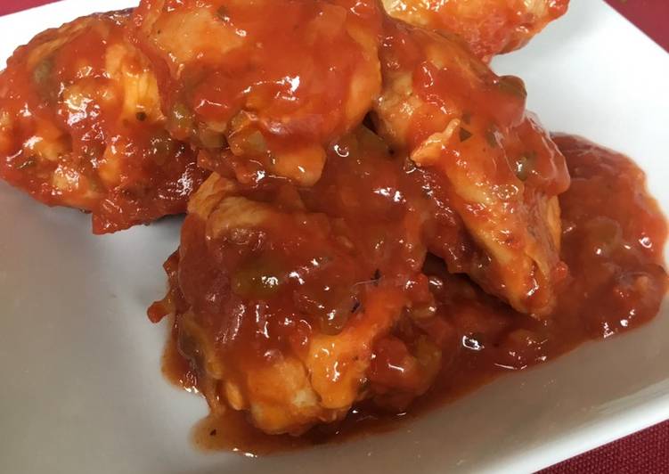 Contramuslos de pollo en salsa de tomate casera