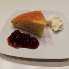 Foto principal de Bizcocho de limón con mermelada de fresa