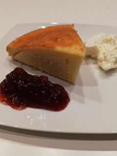 Una foto de Bizcocho de limón con mermelada de fresa