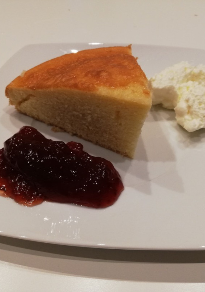 Una foto de Bizcocho de limón con mermelada de fresa