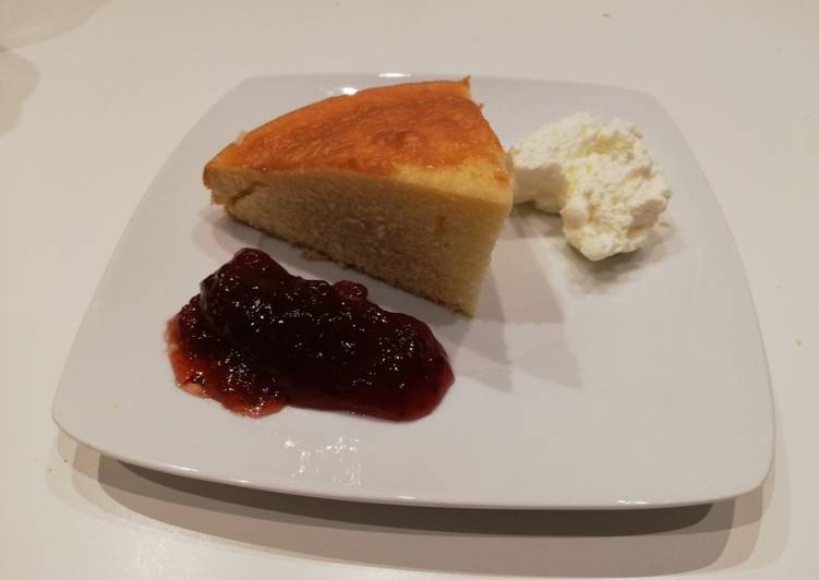 Bizcocho de limón con mermelada de fresa