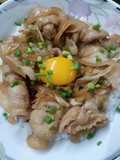 Sukiyaki Don (ข้าวหน้าสุกี้ญี่ปุ่นแบบง่าย)