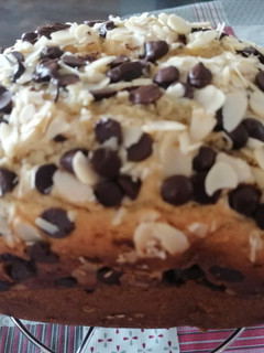Una foto de 61. Bizcocho con pepitas de chocolate y almendras / Panificadora