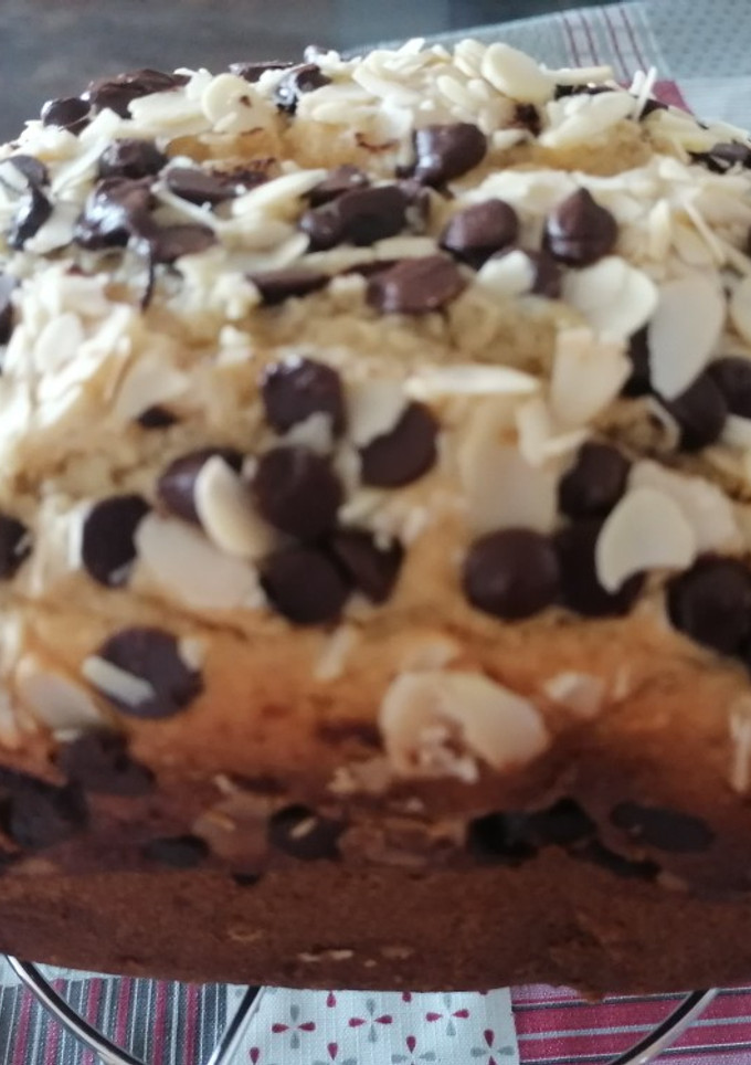 Una foto de 61. Bizcocho con pepitas de chocolate y almendras / Panificadora