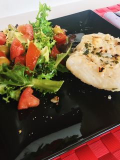 Una foto de Rosada con ensalada