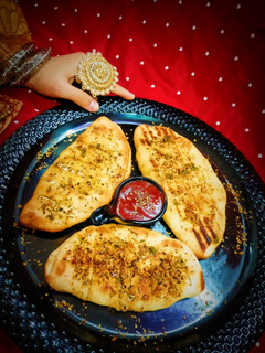 ગાર્લિક બ્રેડ (Garlic Bread Recipe In Gujarati) રેસીપી મુખ્ય ફોટો