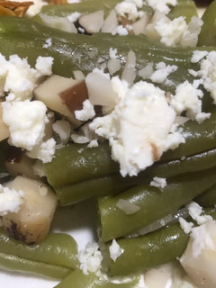 Una foto de Ensalada de habichuelas con queso feta y nueces