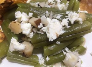 Una foto de Ensalada de habichuelas con queso feta y nueces