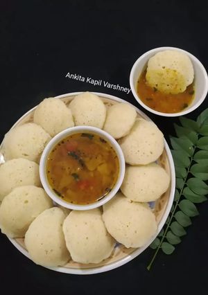 A picture of (Suji) Idli Sambhar.