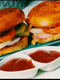 आलू टिक्की बर्गरn(aloo tikki burger recipe in Hindi) रेसिपी मुख्य फोटो