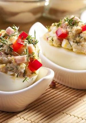 Una foto de Huevos cocido relleno de atún