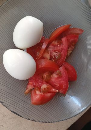 Una foto de Desayuno de Huevo Duro y Tomate