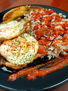 Una foto de Arroz a la cubana con plátano