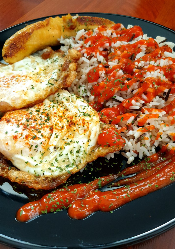 Una foto de Arroz a la cubana con plátano