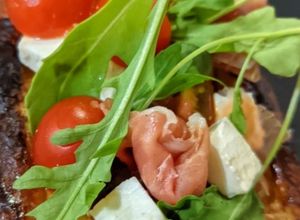 Una foto de Ensalada fresca sobre base de hojaldre